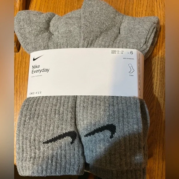 Nike Everyday Dri-FIT Gray Crew Socks - Picture 1 of 2